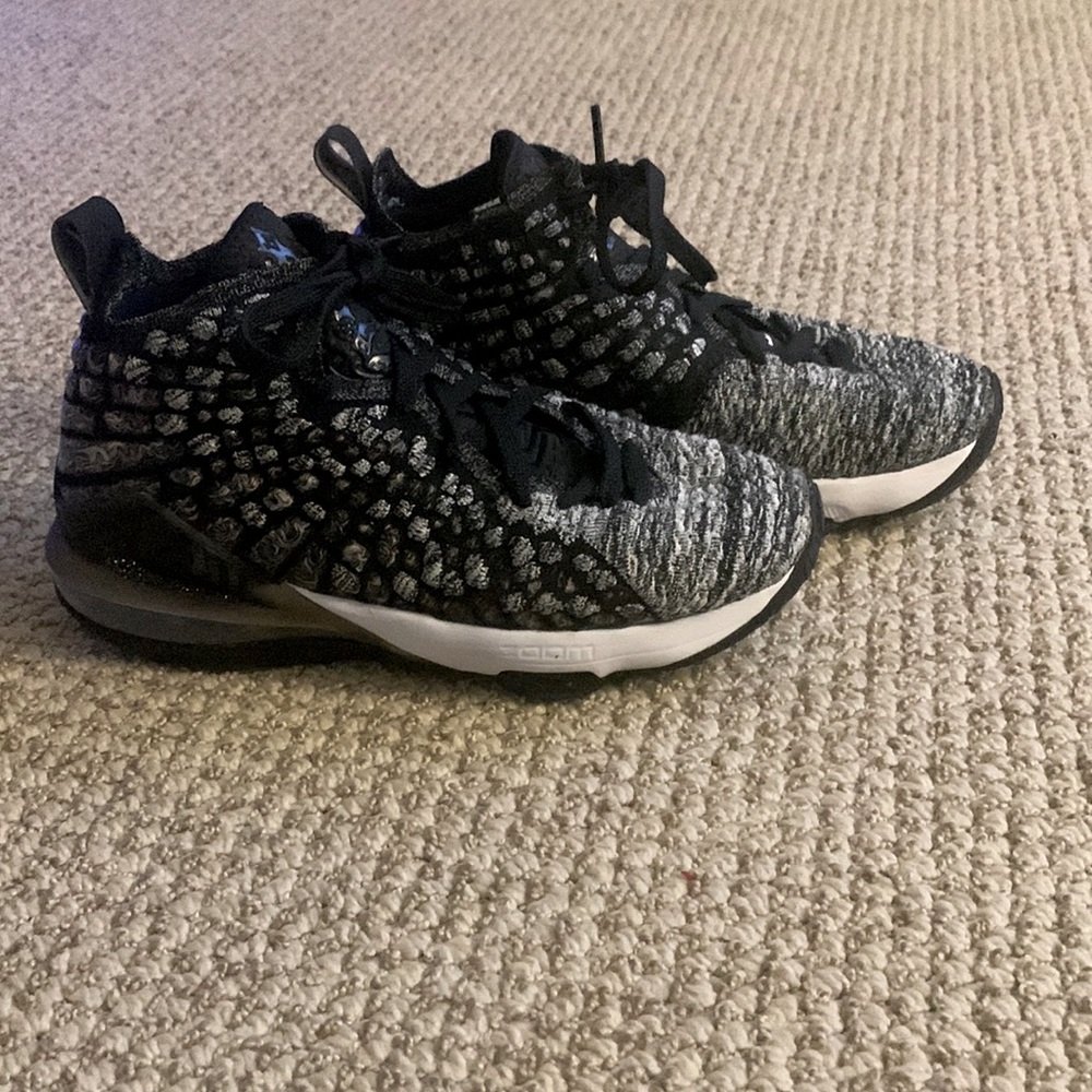 Category: Shoes Color: White & Black Size: 6Y